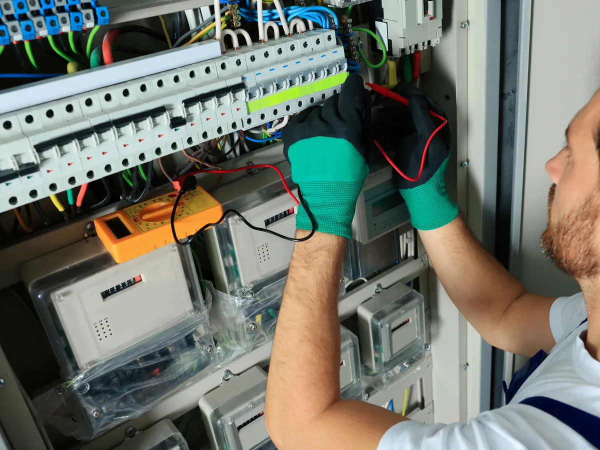 Artisan électricien au travail à Paris